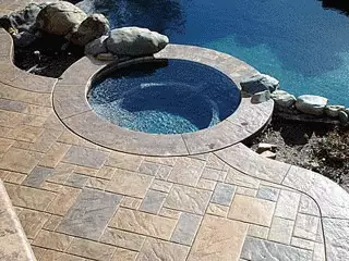 Щампован бетон около басейни